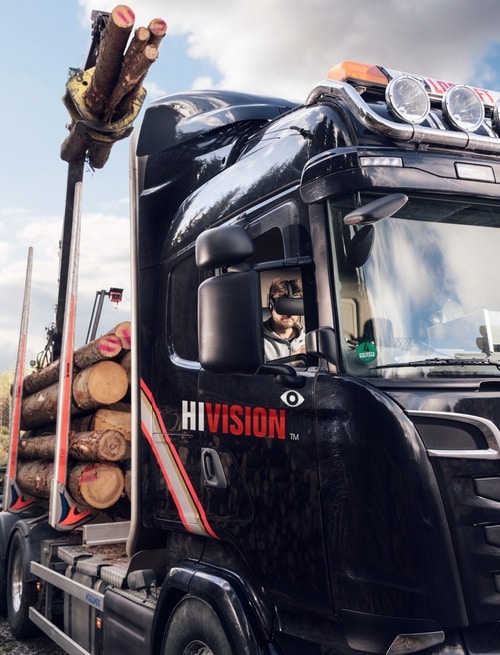Operator widzi obszar roboczy i obsługuje żuraw z kabiny ciężarówki, z wykorzystaniem okularów VR
